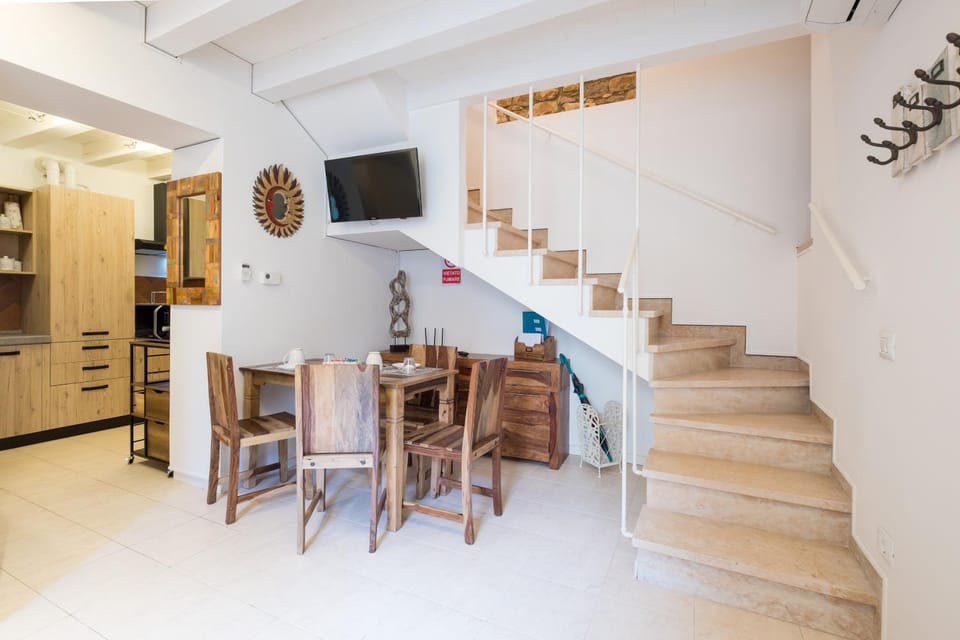 TV and multimedia, Kitchen or kitchenette, Living room, Seating area, Dining area