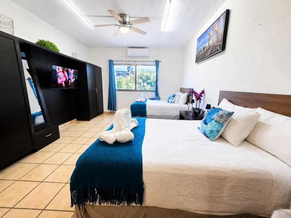 Bed, TV and multimedia, Photo of the whole room, Evening entertainment, Bedroom, air conditioner