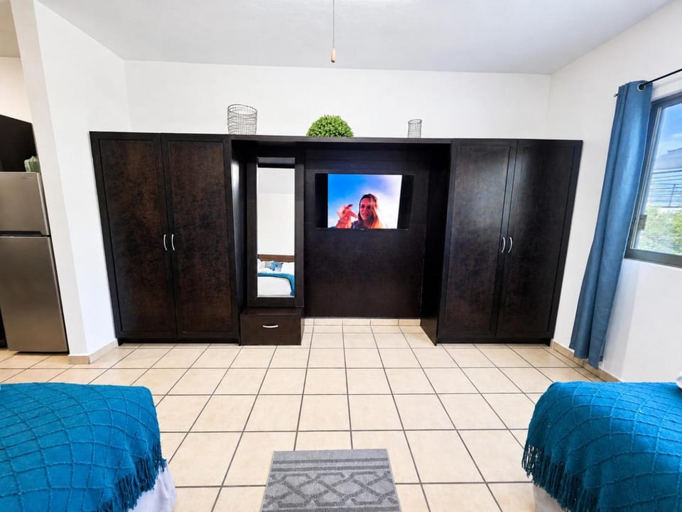 Bed, TV and multimedia, Photo of the whole room, Evening entertainment, Bedroom, wardrobe