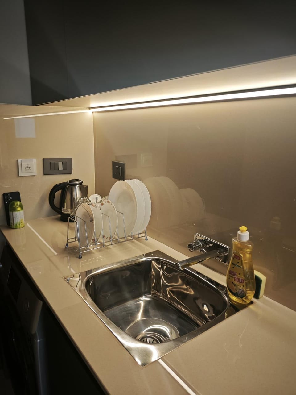 Coffee/tea facilities, Kitchen or kitchenette, stove