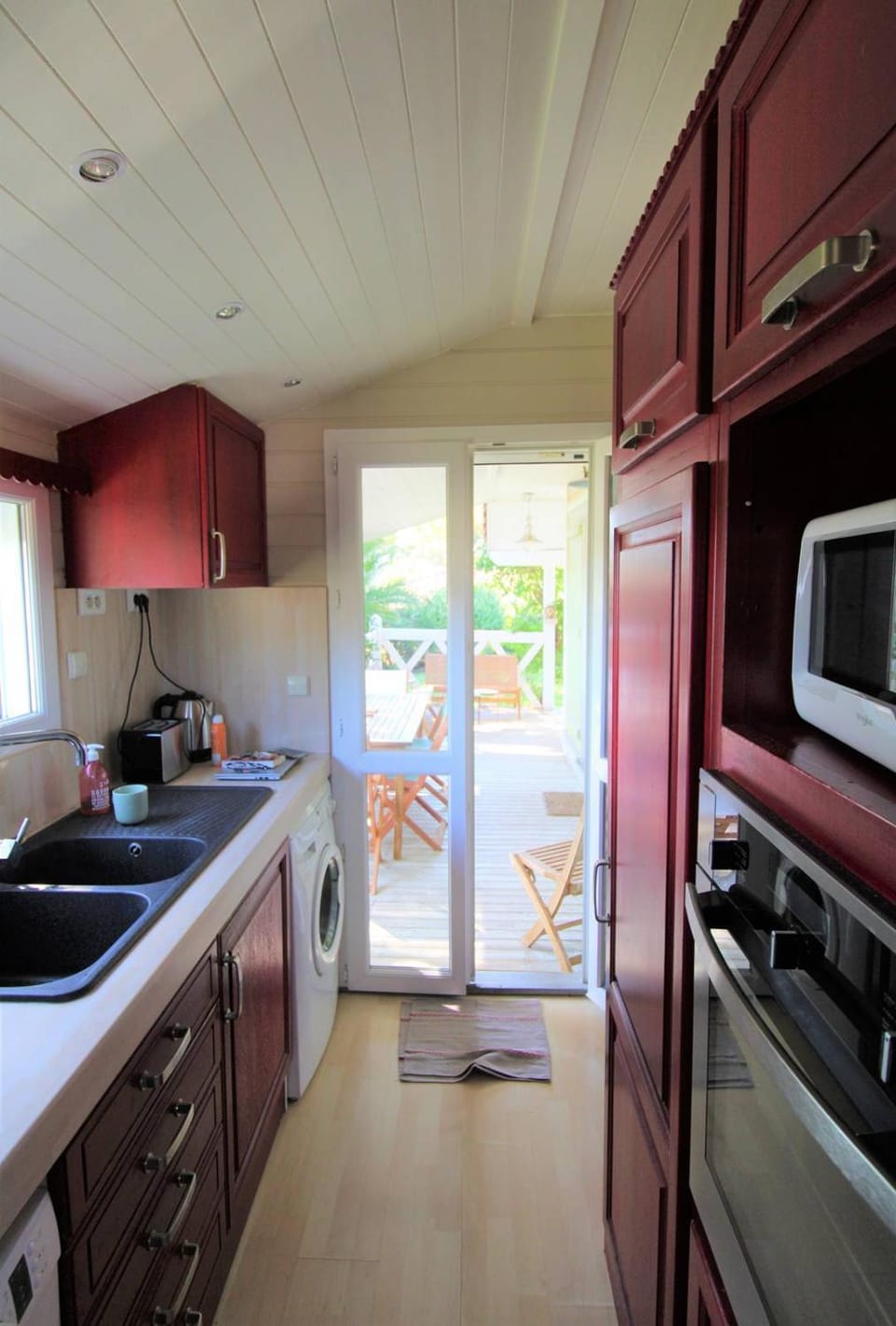 Kitchen or kitchenette, dishwasher, stove, toaster