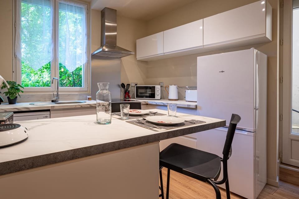 Kitchen or kitchenette, Dining area, stove