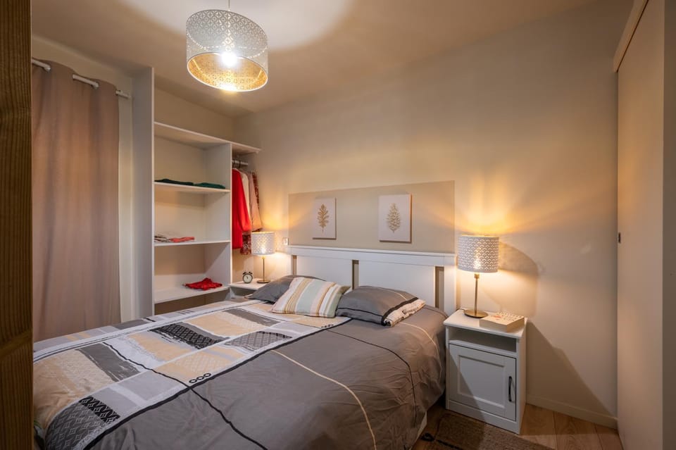 Bed, Photo of the whole room, Bedroom, towels, wardrobe