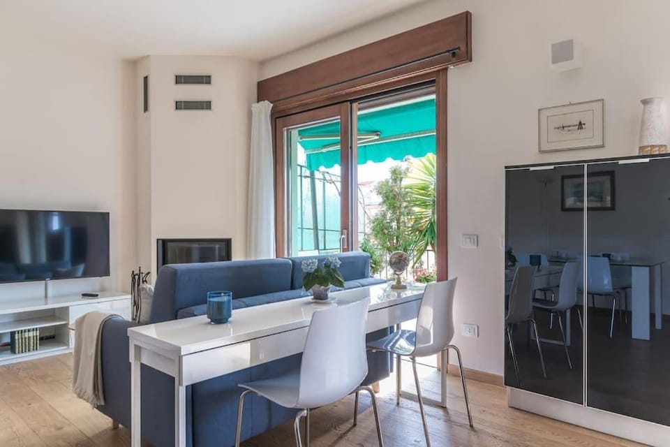 Communal lounge/ TV room, TV and multimedia, Living room, Dining area, Evening entertainment, air conditioner