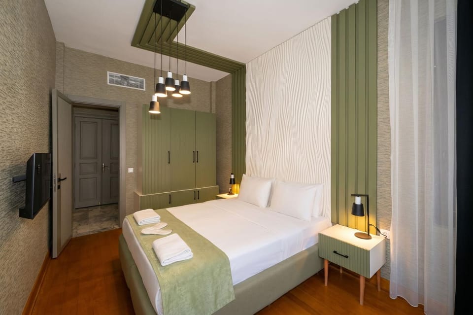 Bed, TV and multimedia, Photo of the whole room, Bedroom