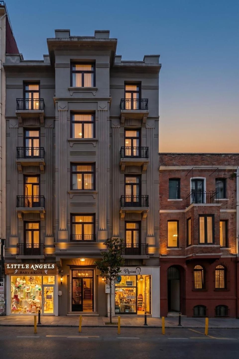 Property building, Day, Night, City view, Street view, Street view, Location, acessibility