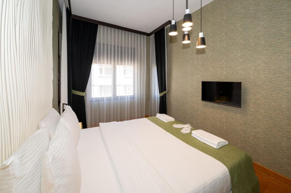 Bed, TV and multimedia, Photo of the whole room, Bedroom, towels