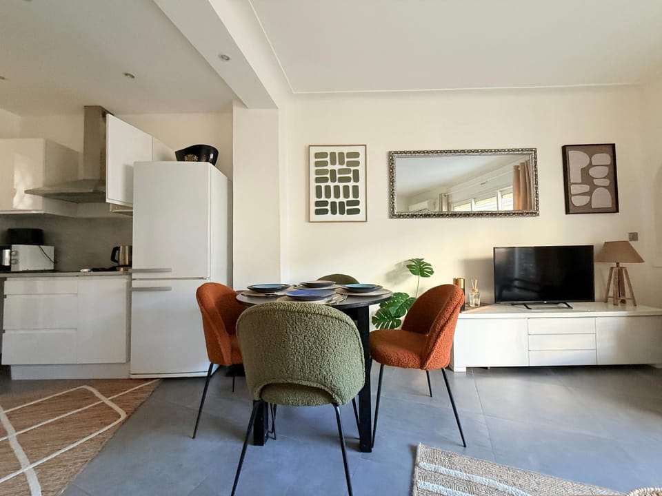 Cannes CROISETTE - plages - palais - bord de mer - Appartement moderne et lumineux avec balcon Apartment in Cannes