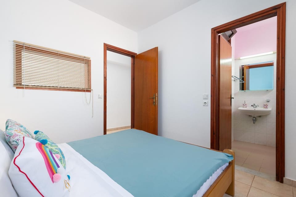 Bed, Bathroom, Photo of the whole room, Bedroom
