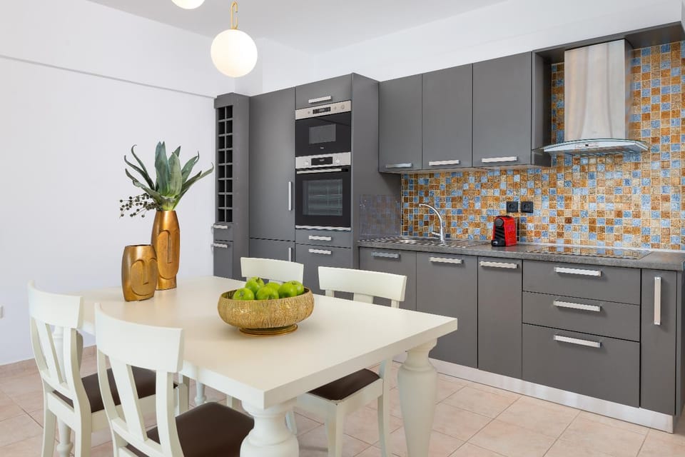 Kitchen or kitchenette, Dining area, dishwasher, minibar, pet friendly, stove