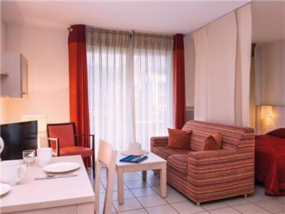 Restaurant/places to eat, Living room, Seating area, Dining area
