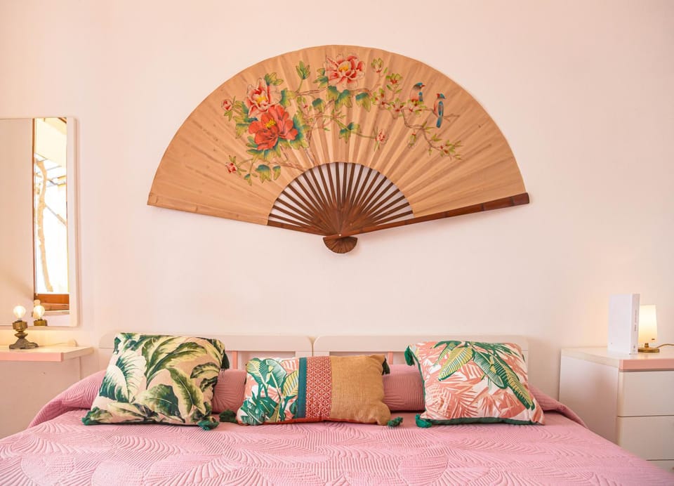 Bed, Photo of the whole room, Decorative detail, Bedroom