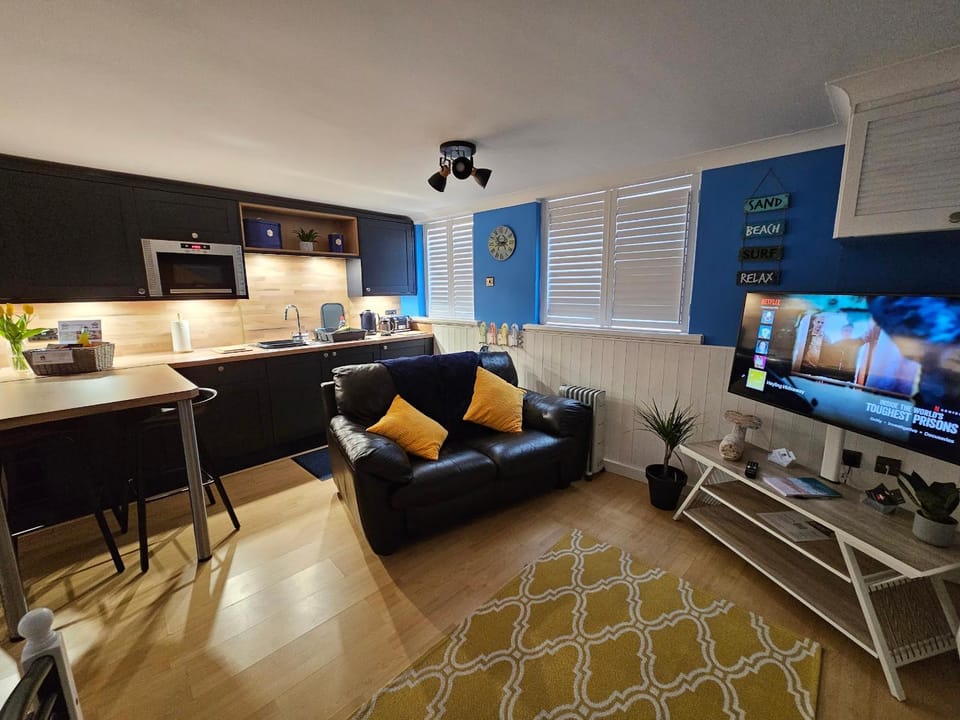 Communal lounge/ TV room, TV and multimedia, Kitchen or kitchenette, Living room, Seating area, Dining area, hair dresser, minibar