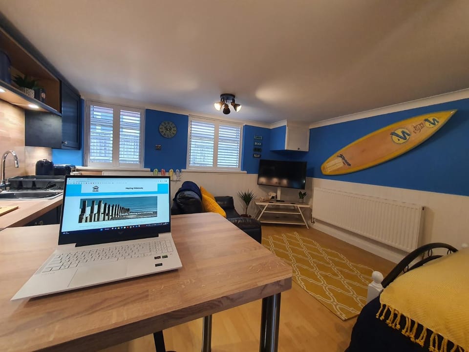 TV and multimedia, Living room, Seating area, hair dresser