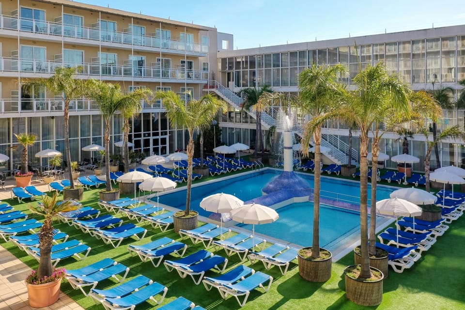 Property building, Pool view, Swimming pool, sunbed