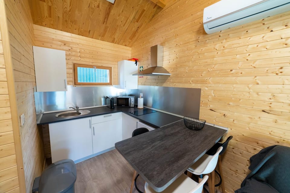 Kitchen or kitchenette, Dining area, minibar