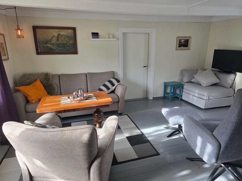 Communal lounge/ TV room, TV and multimedia, Living room, Seating area