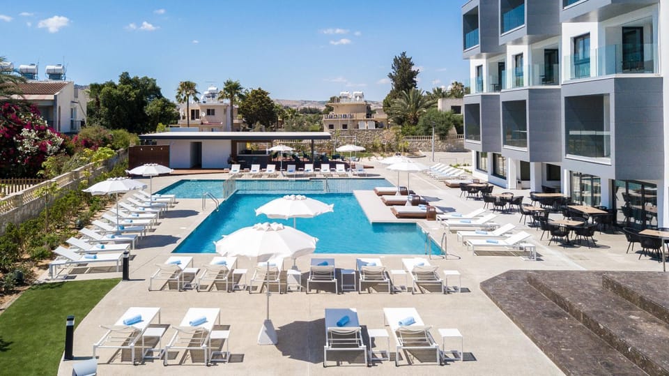 Property building, Pool view, Swimming pool, sunbed