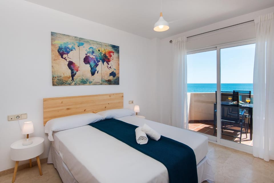 Photo of the whole room, Sea view, towels