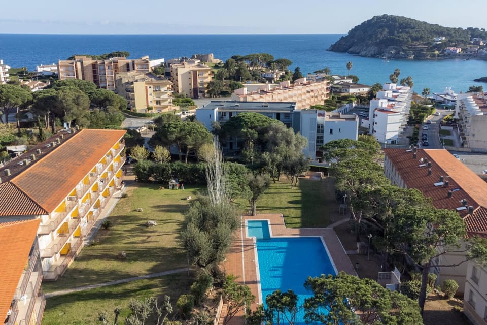 Bird's eye view, Sea view, Swimming pool, Location