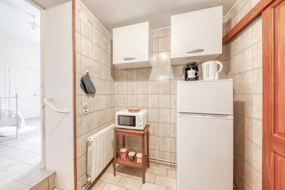 Kitchen or kitchenette, minibar