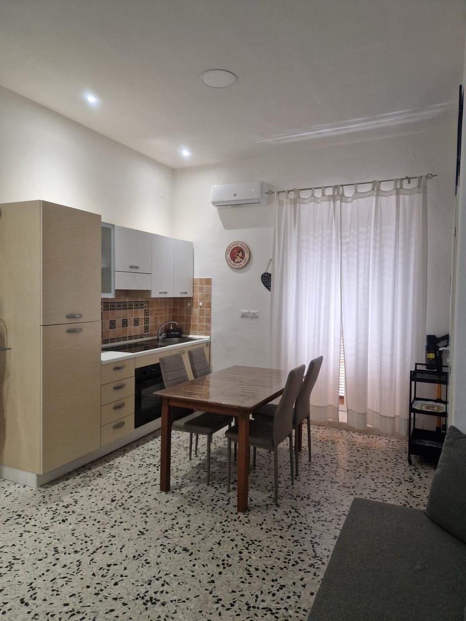 Dining area, Lunch, kitchen