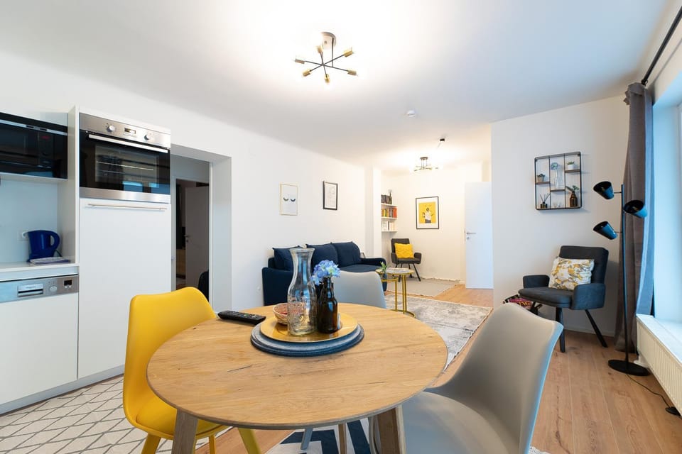 Kitchen or kitchenette, Living room, Seating area, Dining area