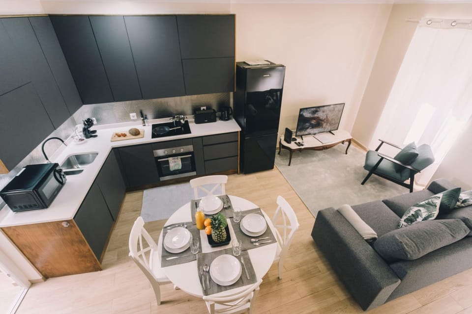 Coffee/tea facilities, Kitchen or kitchenette, Living room, Seating area, Dining area, minibar, pet friendly, stove, toaster