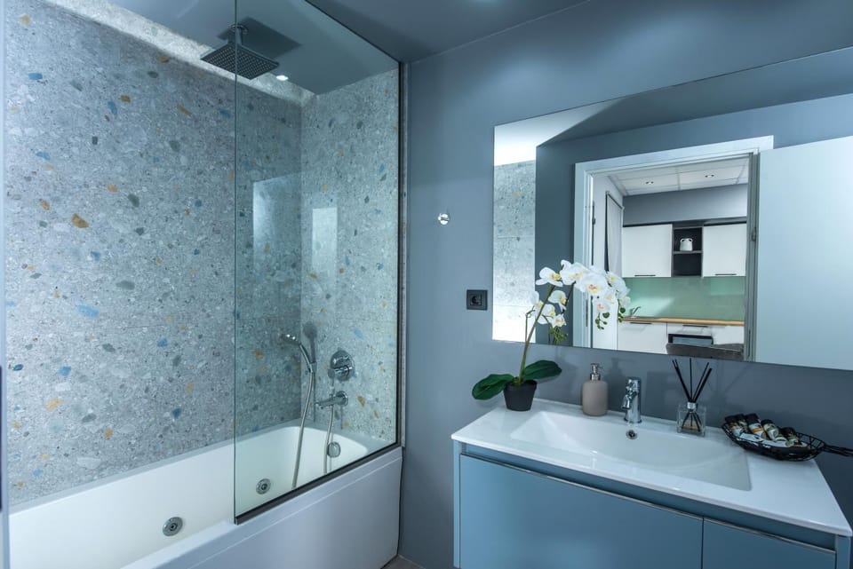 Shower, Hot Tub, Bath