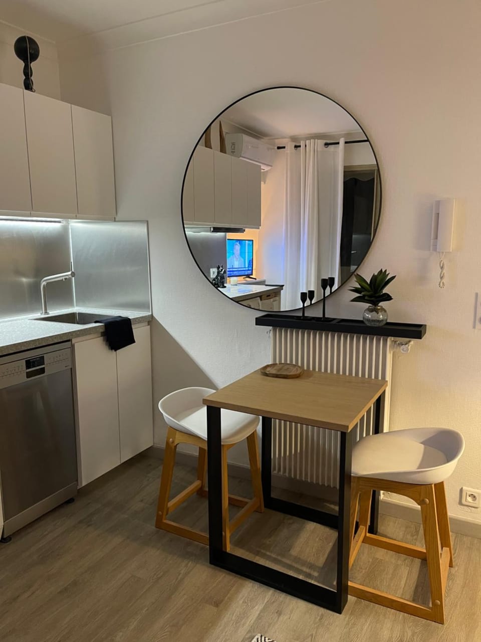 Kitchen or kitchenette, Dining area