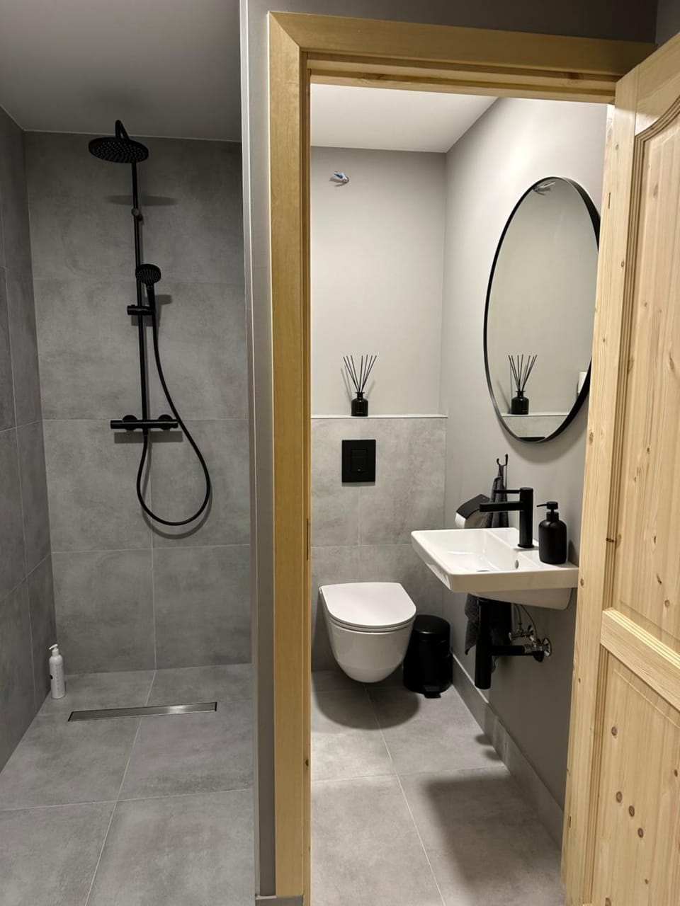 Shower, Toilet