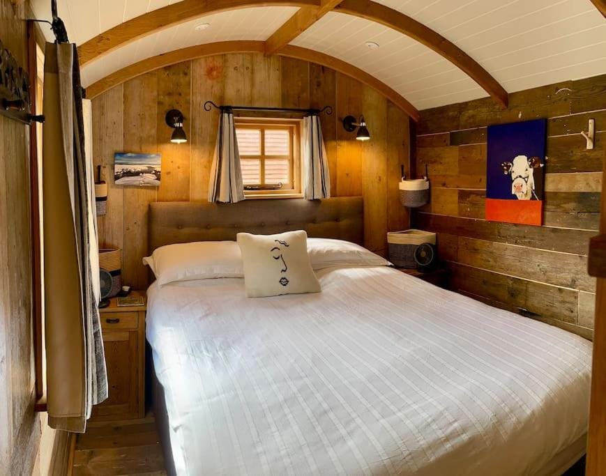 The Walnut Wagon in the heart of Mells. Apartment in Mendip District