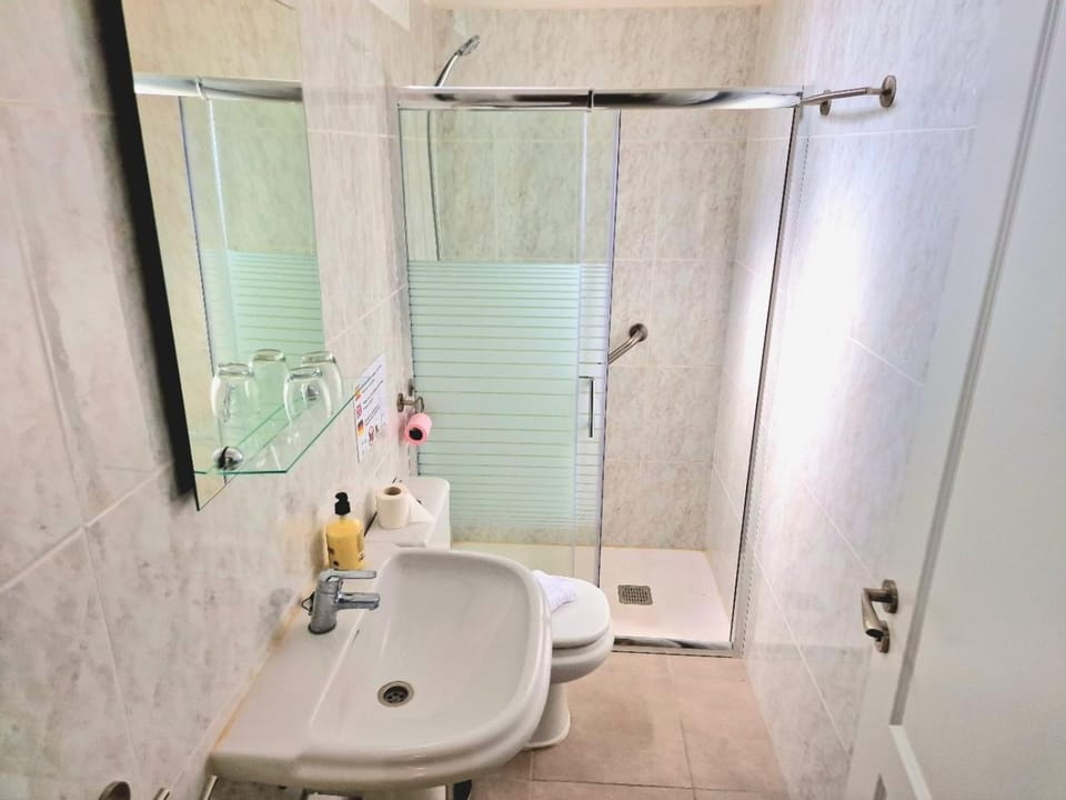 Shower, Toilet, Bathroom, towels