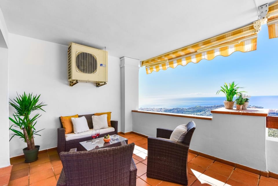 Natural landscape, View (from property/room), Balcony/Terrace, Balcony/Terrace, Living room, Dining area, Sea view