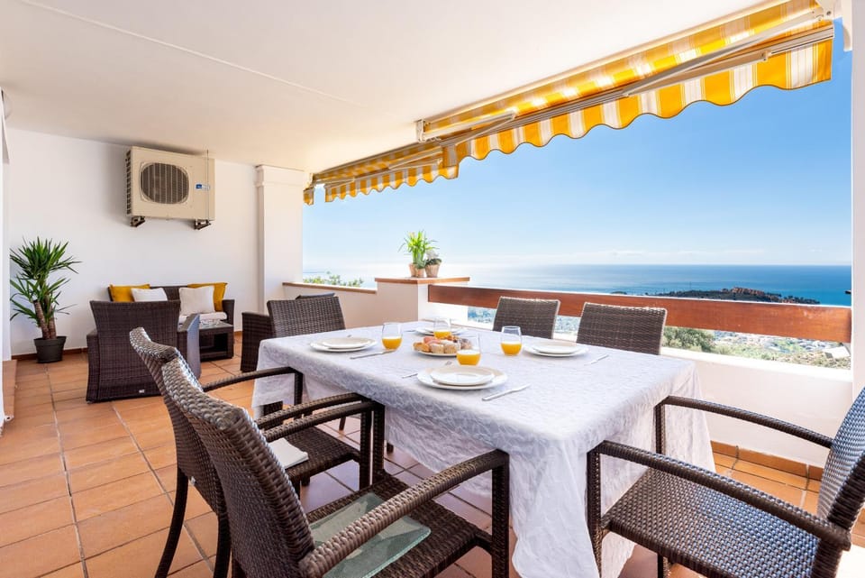 View (from property/room), Balcony/Terrace, Living room, Seating area, Dining area, Sea view