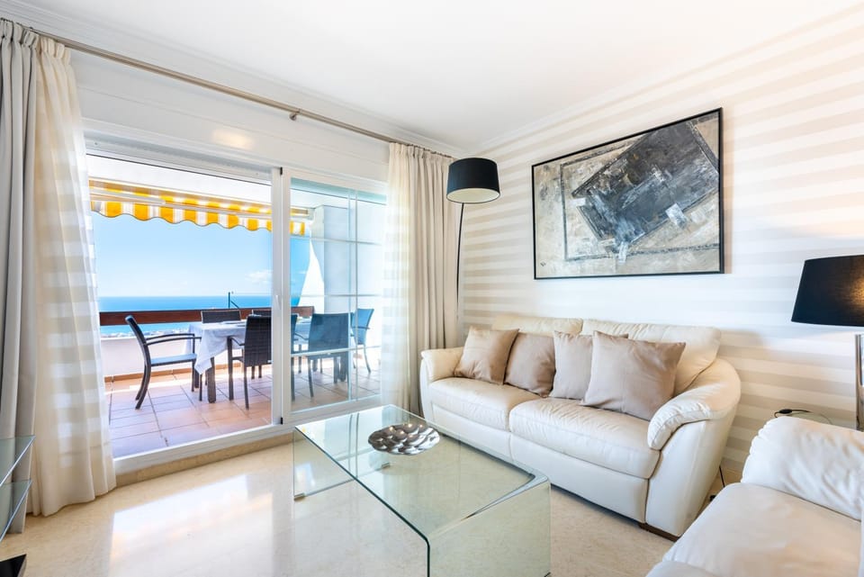 Living room, Lounge or bar, Seating area, Dining area