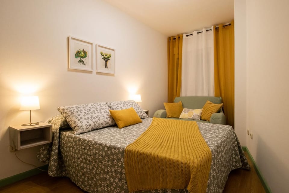 Photo of the whole room, Bedroom