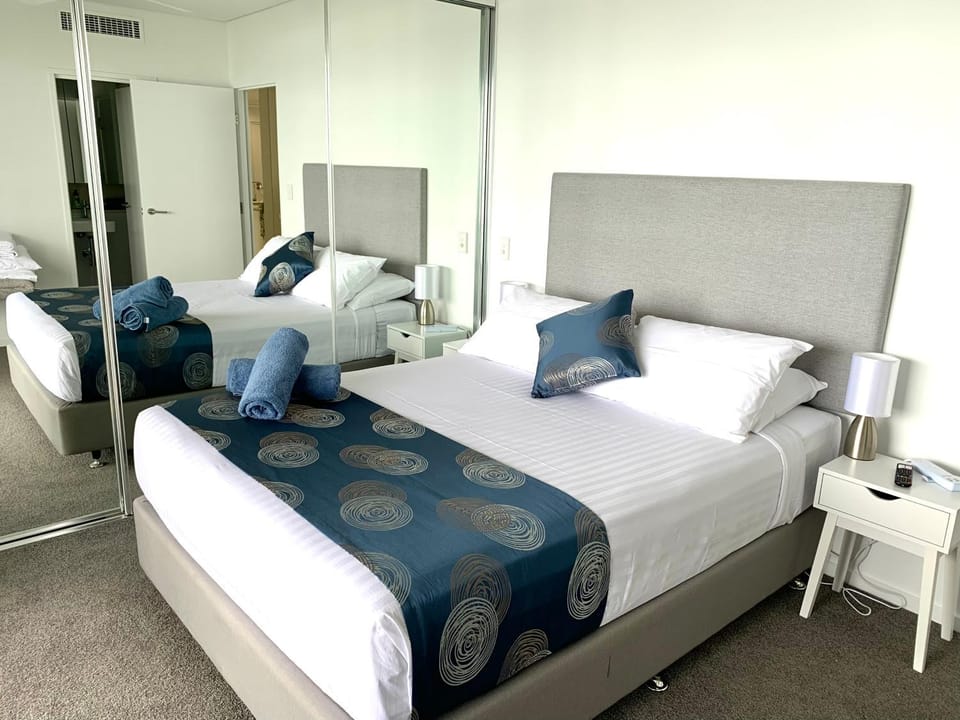 Bed, Bedroom, towels