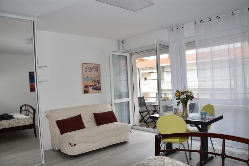 Les Grandes Roches - Studio et balcon plage à pied Apartment in Château-d'Olonne