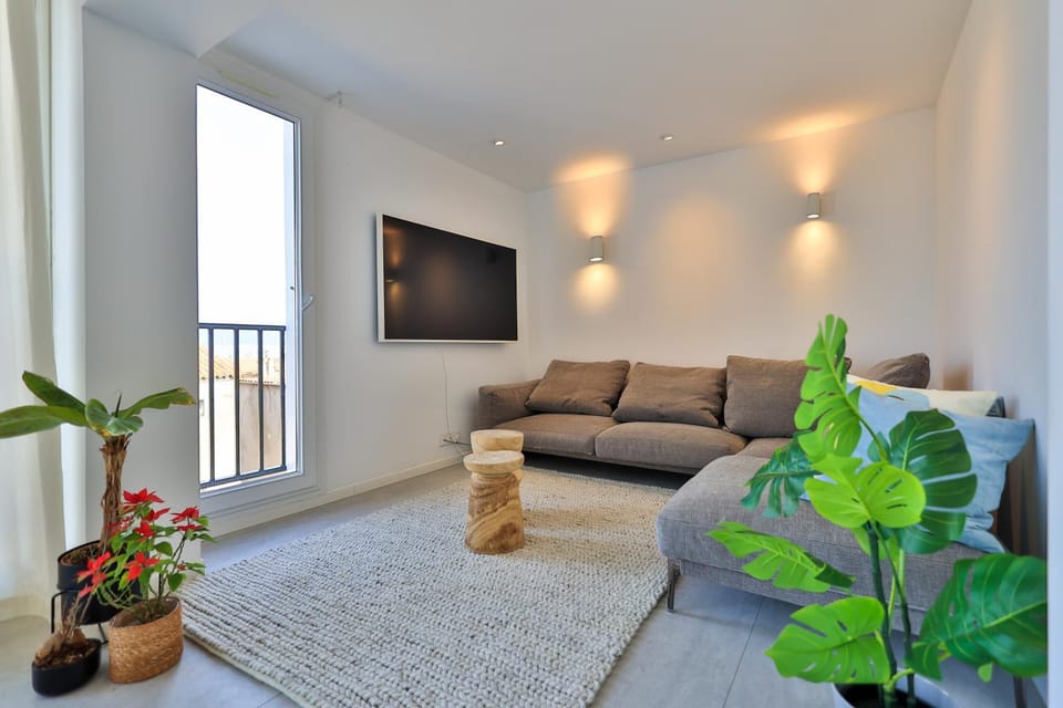 Communal lounge/ TV room, TV and multimedia, Living room, Seating area, Evening entertainment