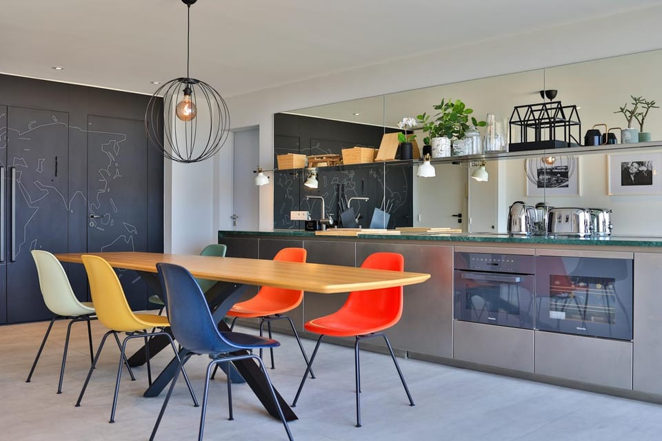 Coffee/tea facilities, Kitchen or kitchenette, Seating area, Dining area