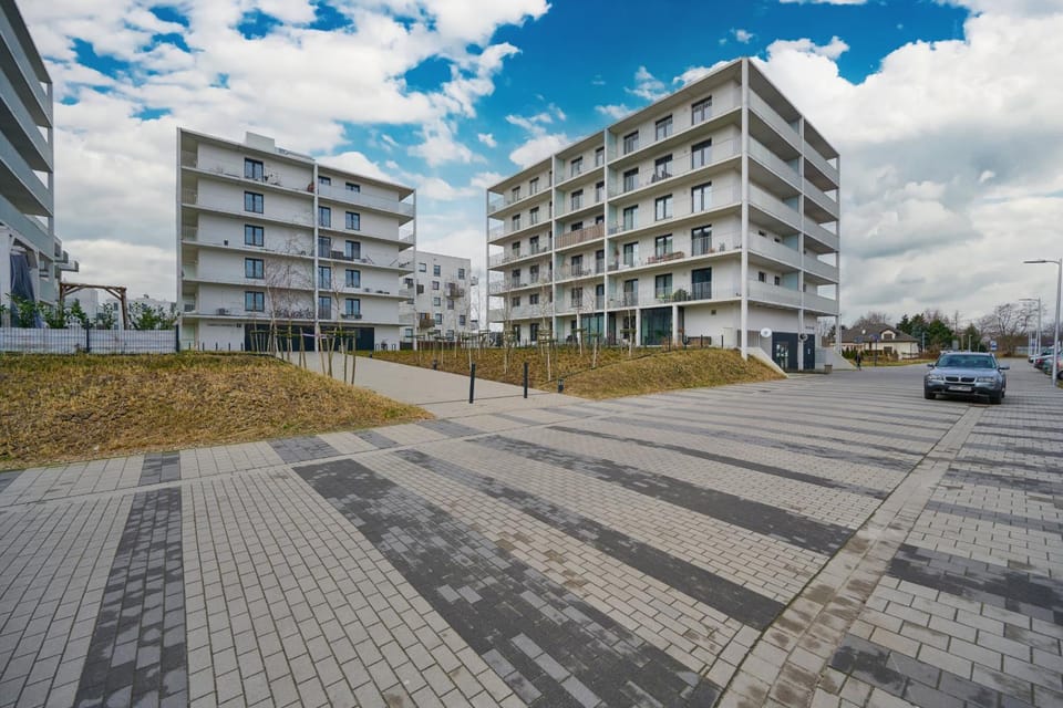 Property building, Day, Location