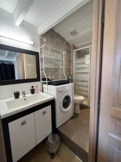 Shower, Toilet, Bathroom, washing machine
