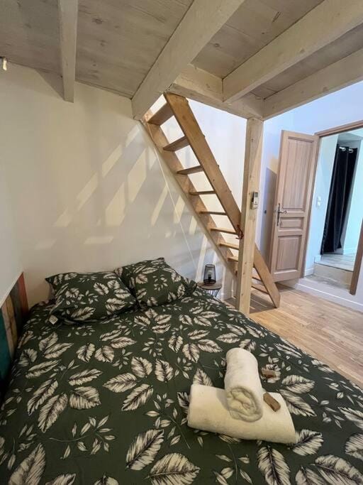 Bed, Photo of the whole room, Bedroom, towels