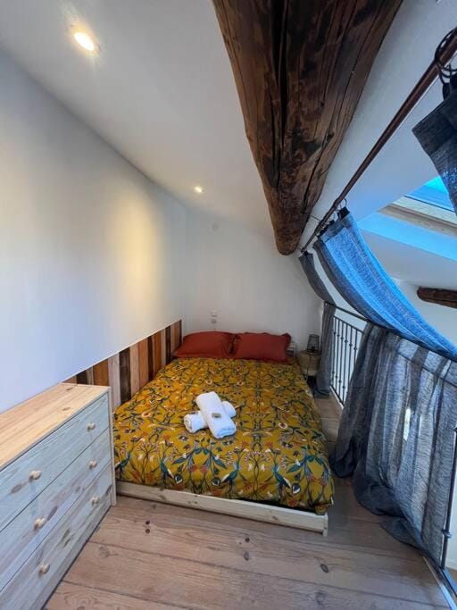 Bed, Photo of the whole room, Bedroom