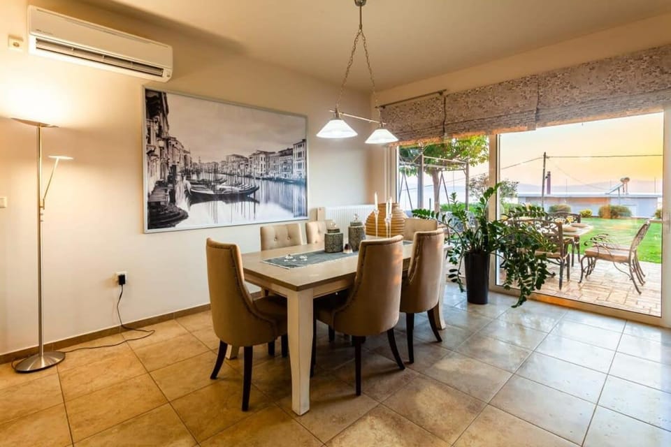 Seating area, Dining area, air conditioner