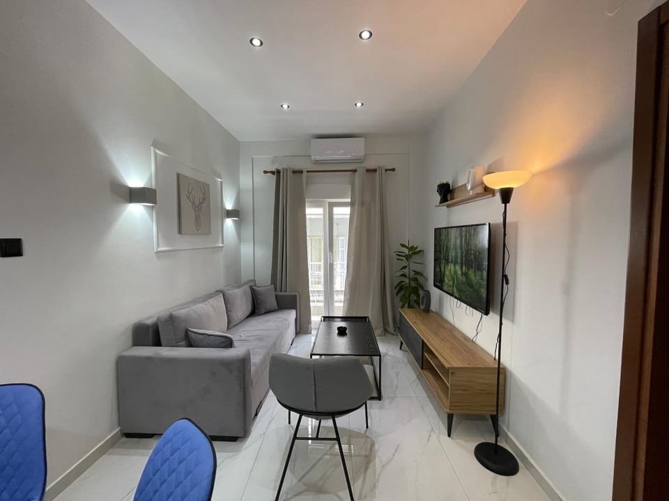 TV and multimedia, Living room, Seating area, Evening entertainment