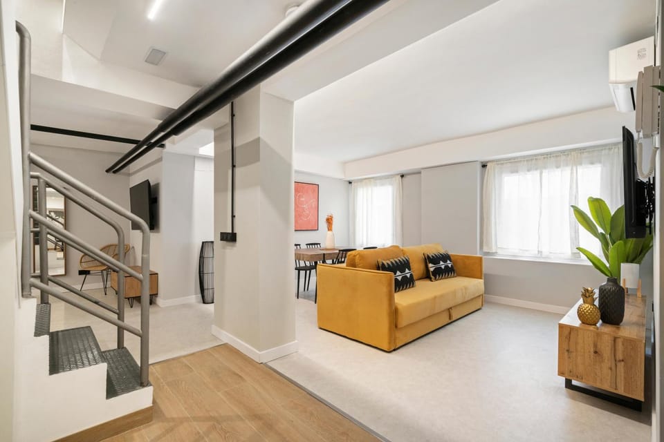 Bed, TV and multimedia, Photo of the whole room, Seating area, Bedroom
