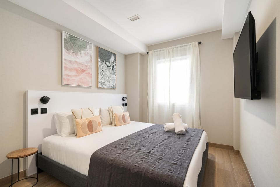 Bed, TV and multimedia, Photo of the whole room, Bedroom, towels