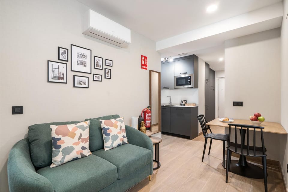 Living room, Seating area, Dining area, minibar